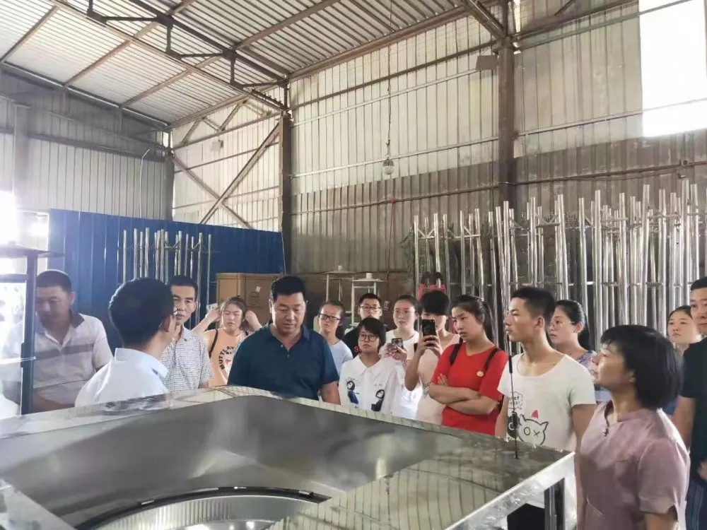 甘肅省平泉中學(xué)師生及興華助學(xué)基金會(huì)趙麗霞老師一行參觀云飛科技